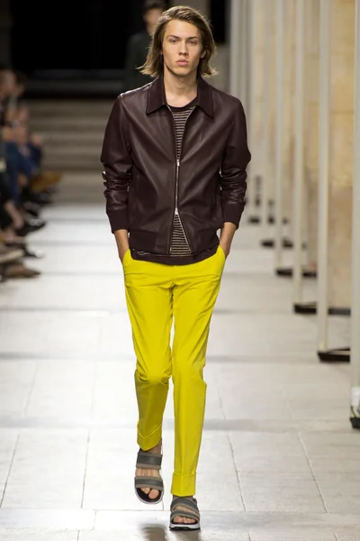 Look 17